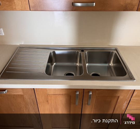 שיש מטבח בהיר עם כיור נירוסטה כפול